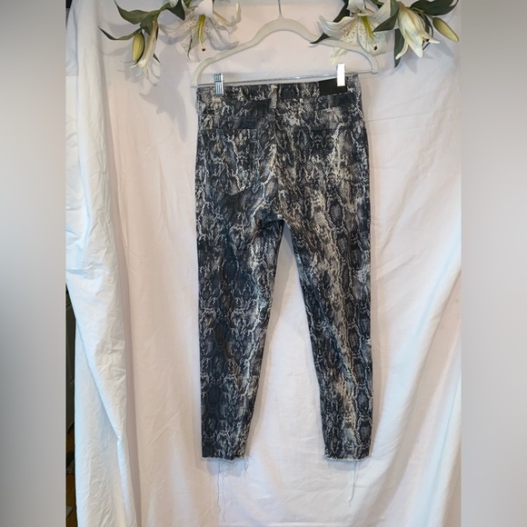 Zara snake skin stretch jean. Size 6. - Picture 2 of 4